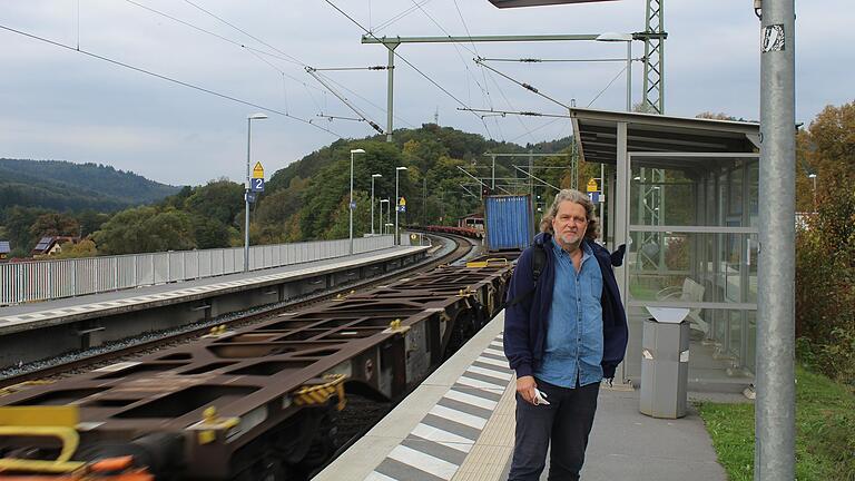 Der Frammersbacher Andre Weinrich pendelt täglich mit dem Zug nach Aschaffenburg zur Arbeit. Die angekündigten Preiserhöhungen der Bahn bezeichnet er als Frechheit. Am Bahnhof in Partenstein gebe es schon lange keinen Wartesaal oder Toiletten mehr.