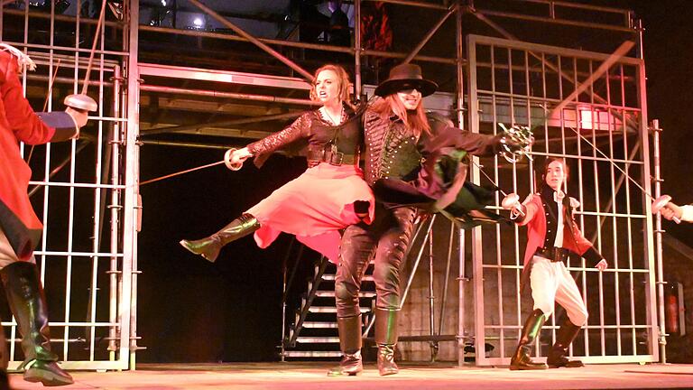 'Zorro' (Patric Dull) kämpft – hier gemeinsam mit Gefährtin Luisa (Marie-Sophie Weidinger) – auf der Röttinger Festspielbühne für die Gerechtigkeit. Das Musical, das zum Auftakt der Frankenfestspiele Premiere feierte, beeindruckt durch atemberaubende Fechtszenen.