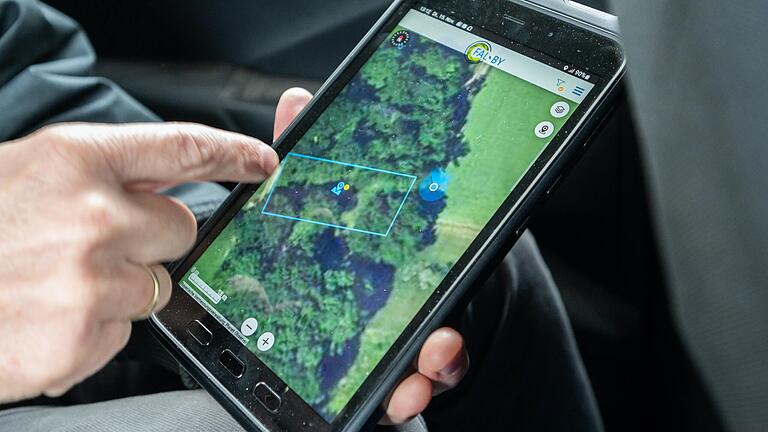 Bislang mussten die Prüfer vom Amt für Ernährung, Landwirtschaft und Forsten für beantragte Agrarförderung Vor-Ort-Kontrollen durchführen. Mit dem neu eingeführten satellitengestützten Flächenmonitoringsystem sollen diese zum Großteil überflüssig werden. Bislang mussten die Prüfer vom Amt für Ernährung, Landwirtschaft und Forsten für beantragte Agrarförderung Vor-Ort-Kontrollen durchführen. Mit dem neu eingeführten satellitengestützten Flächenmonitoringsystem sollen diese zum Großteil überflüssig werden.