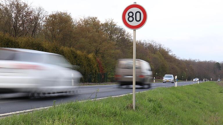 Über die Staatsstraße 2272 zwischen Kitzingen und Großlangheim rollen täglich etwa 5500 Fahrzeuge. Frühestens im Herbst soll die marode Trasse saniert werden.