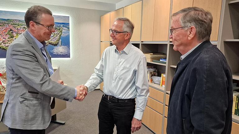 Nach der Vereidigung wünschten Bürgermeister  Jürgen Götz (links) und Obmann Werner Röhm (rechts) dem neuen Feldgeschworenen Hilmar Laug  alles Gute für seine verantwortungsvolle Aufgabe.
