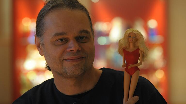Kurator Roland Halbritter 2017 bei der Barbie-Ausstellung im Museum Obere Saline in Bad Kissingen. Kurator Roland Halbritter 2017 bei der Barbie-Ausstellung im Museum Obere Saline in Bad Kissingen.