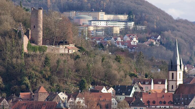 Hoch über Gemünden liegt das Kloster der Kreuzschwestern mit den Schuleinrichtungen. Die Tage des Gymnasiums sind nun gezählt. Es soll 2023/24 schließen. Hoch über Gemünden liegt das Kloster der Kreuzschwestern mit den Schuleinrichtungen. Die Tage des Gymnasiums sind nun gezählt. Es soll 2023/24 schließen.