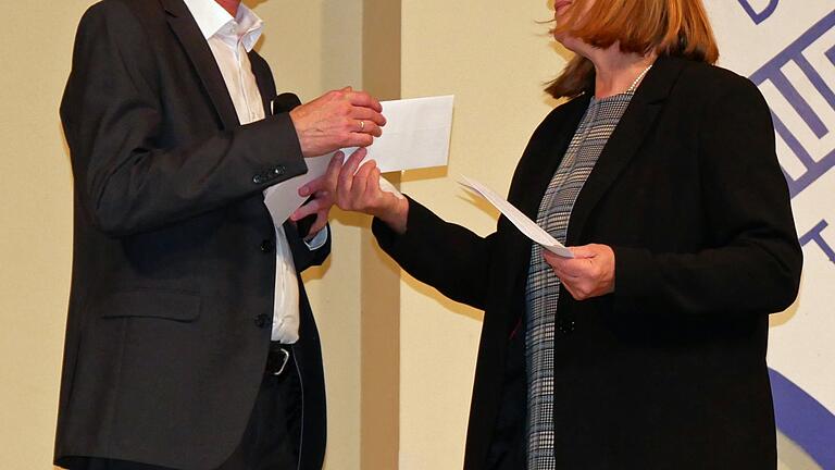 Die stellvertretende Landrätin Karen Heußner gratulierte der DJK-TG Hausen im Namen des Landkreises Würzburg zum 75-jährigen Gründungsjubiläum. Vereinsvorstand Siegmar Treffny (links) nahm die Glückwünsche entgegen.