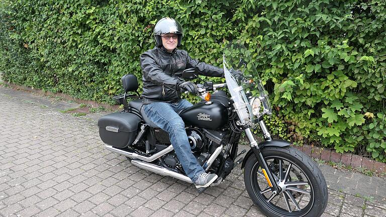 Bürgermeister und ihre Hobbys: Thomas Helbling mit seiner Harley-Davidson Street Bob Spezial, mit der unterwegs ist, so oft es geht.&nbsp;&nbsp;