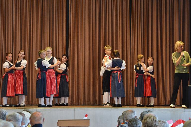 Die Tanzgruppe des Rhönklub Salz begeisterte die Besucher beim 50. Geburtstag des Seniorenkreis Saal an der Saale