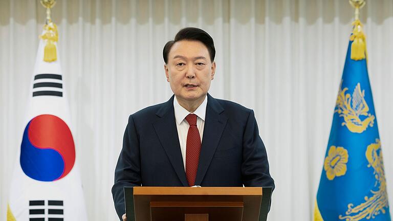 Südkoreas suspendierter Präsident Yoon Suk Yeol       -  Die Ermittler griffen zu dem Schritt, weil Yoon drei Vorladungen der Strafverfolgungsbehörden ignoriert hatte. (Archivbild)