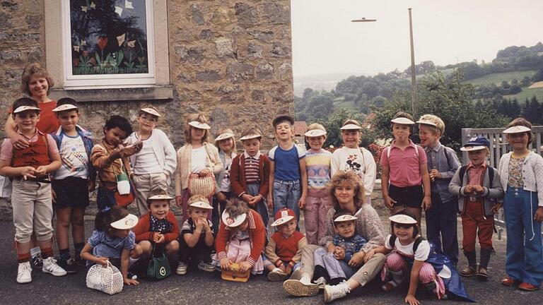 Eine fröhliche Kinderschar im Hof des Kindergartens 1984. Im Bild Kindergartenleiterin Ute Dürr (links) und mit Claudia Hegmann (sitzend). Carina Beck stehend die Sechste von links. Eine fröhliche Kinderschar im Hof des Kindergartens 1984. Im Bild Kindergartenleiterin Ute Dürr (links) und mit Claudia Hegmann (sitzend). Carina Beck stehend die Sechste von links. 