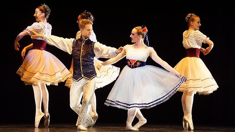 Einmal mehr tanzten sich die jungen Tänzerinnen und Yannick Reuß von der Ballettschule On Point in Haßfurt über die Bretter der Bühne im Schweinfurter Theater.