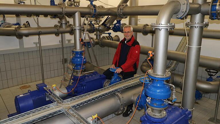 Das Wasser muss weiter fließen, auch während der Pandemie. Wassermeister Wolfgang Thein und seine Kollegen arbeiten in Schichten, um sich nicht zu begegnen. Wenn einer ausfallen sollte, kann der Betrieb trotzdem weiter gehen.