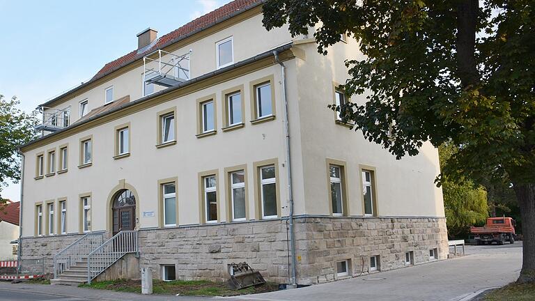 Die ehemalige Landwirtschaftsschule in der Festungsstraße in Bad Königshofen wurde zu einem Bürogebäude umgebaut. Dort zog das Finanzamt Nürnberg Süd ein. Die ersten Beamten nehmen am 2. November ihren Dienst auf. Die ehemalige Landwirtschaftsschule in der Festungsstraße in Bad Königshofen wurde zu einem Bürogebäude umgebaut. Dort zog das Finanzamt Nürnberg Süd ein. Die ersten Beamten nehmen am 2. November ihren Dienst auf.