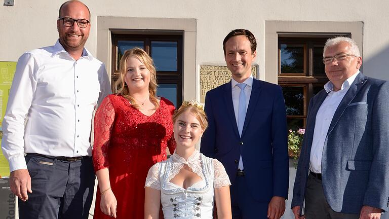 Nach pandemiebedingter zweijähriger Zeit des Stillstands übergab Annika Moller (Zweite von links) bei einem großen Fest für die Bevölkerung die Krone der Stammheimer Weinprinzessin nochmals offiziell an Laura Ziegler (vorne). Mit den beiden freuten sich (von links) Winzervereinsvorstand Michael Scheller, Landrat Florian Töpper und der dritte Bürgermeister der Gemeinde Kolitzheim, Gerd Endres.