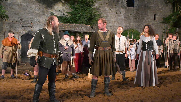 Florian Geyer (Christian Grimm, l.) verzweifelt an der fehlenden Disziplin der Bauern unter der Führung von Georg Metzler (Michael Hasslauer), Jäcklein Rohrbach (Michael Grimm) und der Schwarzen Hofmännin (Melanie Pfeffer). Foto: Gerhard Meißner Florian Geyer (Christian Grimm, l.) verzweifelt an der fehlenden Disziplin der Bauern unter der Führung von Georg Metzler (Michael Hasslauer), Jäcklein Rohrbach (Michael Grimm) und der Schwarzen Hofmännin (Melanie Pfeffer). Foto: Gerhard Meißner