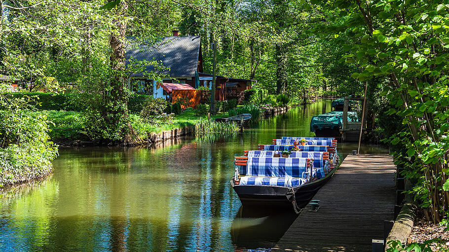 Flitterwochen in Deutschland       -  Bei Flitterwochen im Spreewald sollte die traditionelle Kahnfahrt nicht fehlen.
