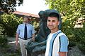Schulleiter Matthias Ludolph (hinten) freut sich mit Ahmad Towfiq Tokhi über das bestandene Abitur.       -  Schulleiter Matthias Ludolph (hinten) freut sich mit Ahmad Towfiq Tokhi über das bestandene Abitur.