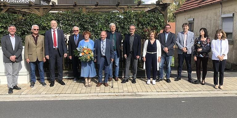 Adolf Steigerwald inmitten seiner 'WBG-Familie' mit den aktuellen Aufsichtsräten, Vorständen und Mitarbeiterinnen und Mitarbeitern der Wohnungsbaugenossenschaft. Adolf Steigerwald inmitten seiner 'WBG-Familie' mit den aktuellen Aufsichtsräten, Vorständen und Mitarbeiterinnen und Mitarbeitern der Wohnungsbaugenossenschaft.