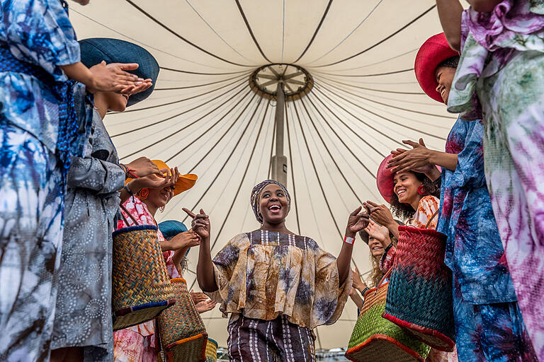 Einer der ersten Programmpunkte des Africa Festivals war eine Modenschau mit Madame Rama. Einer der ersten Programmpunkte des Africa Festivals war eine Modenschau mit Madame Rama.