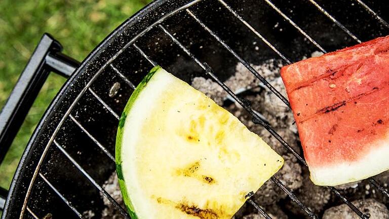 Der Wassergehalt der Melone schützt sie beim Grillen vor dem Verbrennen, der Zucker sorgt für tolle Röstaromen. Foto: Christin Klose/dpa-tmn       -  Der Wassergehalt der Melone schützt sie beim Grillen vor dem Verbrennen, der Zucker sorgt für tolle Röstaromen.