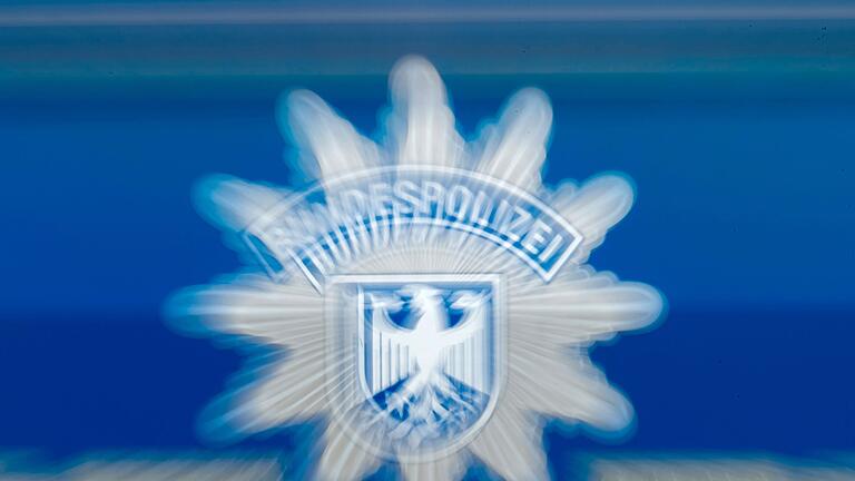 Bundespolizei       -  Der Schriftzug Bundespolizei ist auf einem Einsatzwagen zu sehen.