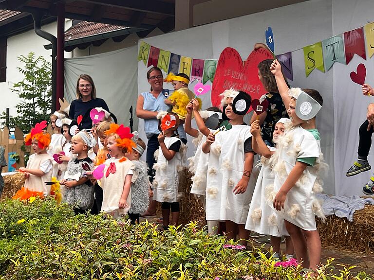 Lauthals sangen selbst die Kleinsten beim Sommerfest des Kindergartens mit und verkörperten die verschiedensten Tiere auf einem Bauernhof