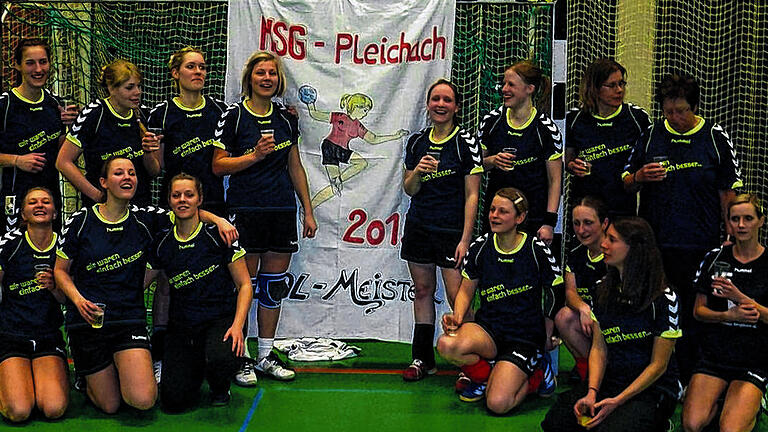 Premierensaison der HSG Pleichach endet mit Titel - (frak) Bereits am Ende der Premierensaison stand der Aufstieg in die Handball-Landesliga: Ein Jahr nach der Gründung der HSG Pleichach feierte die Frauenmannschaft der Spielgemeinschaft aus Bergtheim, Dipbach und Oberpleichfeld die Meisterschaft in der Bezirksoberliga (wir berichteten). Ausschlaggebend für den Erfolg war die starke Heimbilanz von 18:0 Punkten. Das Bild zeigt die Meistermannschaft mit (hinten von links) Theresa Wald, Annabell Scheller, Katharina Wald, Eva Strauß, Katharina Krückel, Miriam Schuster, Renate Seyfried, Trainerin Stefanie Placht sowie (vorne von links) Christiane Fuchs, Nadine Klein, Jana Kerkhoff, Sabrina Burger,Linda Schnabel, Sandra Baumeister, Simone Weippert. Es fehlt Laura Göbel. Premierensaison der HSG Pleichach endet mit Titel - (frak) Bereits am Ende der Premierensaison stand der Aufstieg in die Handball-Landesliga: Ein Jahr nach der Gründung der HSG Pleichach feierte die Frauenmannschaft der Spielgemeinschaft aus Bergtheim, Dipbach und Oberpleichfeld die Meisterschaft in der Bezirksoberliga (wir berichteten). Ausschlaggebend für den Erfolg war die starke Heimbilanz von 18:0 Punkten. Das Bild zeigt die Meistermannschaft mit (hinten von links) Theresa Wald, Annabell Scheller, Katharina Wald, Eva Strauß, Katharina Krückel, Miriam Schuster, Renate Seyfried, Trainerin Stefanie Placht sowie (vorne von links) Christiane Fuchs, Nadine Klein, Jana Kerkhoff, Sabrina Burger,Linda Schnabel, Sandra Baumeister, Simone Weippert. Es fehlt Laura Göbel.