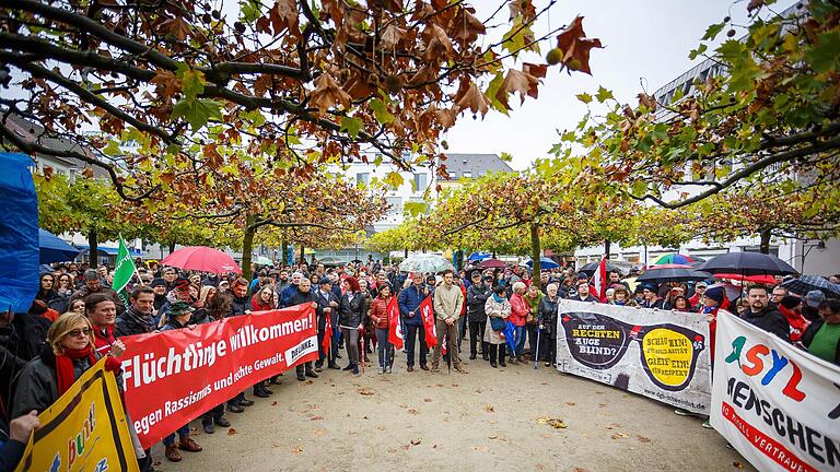 Etwa 500 Menschen demonstrierten am Samstag (17.10.15) für 'Schweinfurt ist bunt' und damit gegen Ausländerfeindlichkeit.