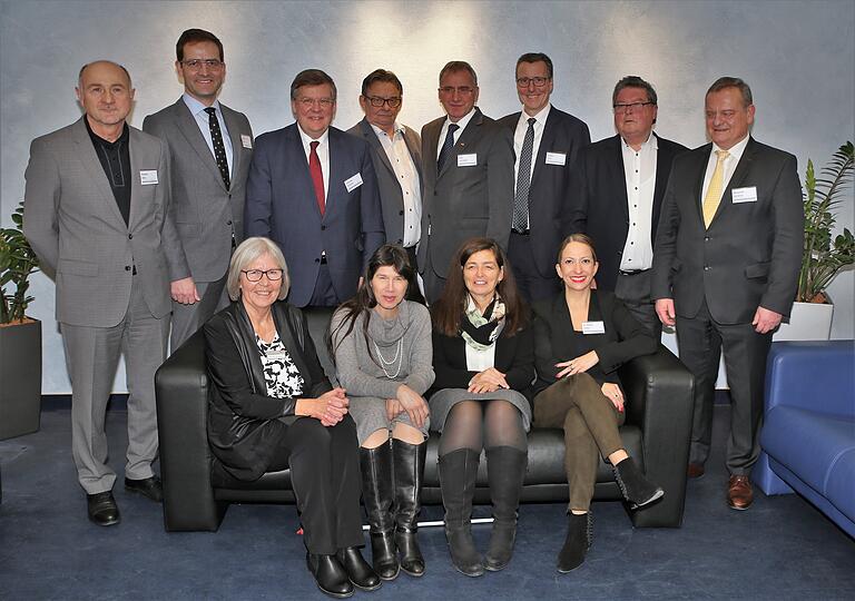 Erinnerungsfoto mit Ehrengästen beim traditionellen Neujahrsempfang des Berufsförderungswerks Würzburg (BFW) in Veitshöchheim (von links vorne) Monika Weigand (TeleCoach BFW), Judith Faltl (BFW-Aufsichtsratsvorsitzende), Christine Haupt-Kreutzer (stellvertretende Landrätin), Dr. Hylia Düber (Sozialreferentin der Stadt Würzburg), hinten Norbert Metz (Regionalkoordinator Integration BAMF in Würzburg), Max-Martin Deinhard (stv. Hauptgeschäftsführer IHK Würzburg-Schwenfurt), MdL Volkmar Halbleib, BFW-Geschäftsführer Karsten Hohler, MdB Paul Lehrieder, Bürgermeister Jürgen Götz, Dr. Adolf Bauer (Bürgermeister Würzburg) und MdL Manfred Ländner