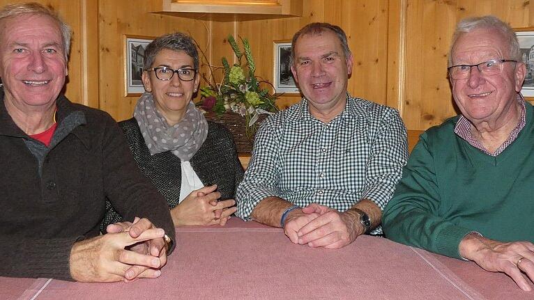 Die Inhaberin der Buchhandlung &bdquo;Leseinsel&ldquo; in Ebern, Ursula Gräbe, freut sich mit den Akteuren Wolfgang Reichmann (links), Fredi Breunig und Wilhelm Wolpert (rechts) über den Erfolg der Mundartrallye.