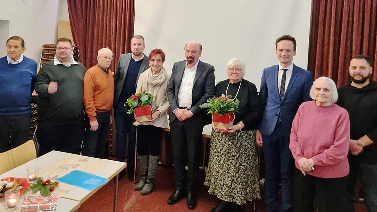 Ehrungen beim SPD-Ortsverein Bergl-Oberndorf (von links): Walter Roppelt (50 Jahre), Ortsvorsitzender Stephan Rolli, Hermann Schültz (55), Landtagskandidat Stefan Rottmann, die Geehrten Brigitte Stühler und Peter Hofmann, Ehrenvorsitzende Marianne Prowald, Bezirkstagskandidat Florian Töpper, Hildegard Neugebauer (55) und der stellvertretende Stadt-Kreisvorsitzende Tanyel Tas.