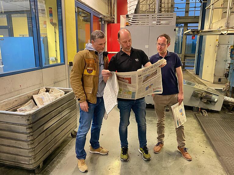 Noch in der Nacht zum 2. Mai begutachteten (von links) Chefredakteur Ivo Knahn, technischer Leiter Andreas Kunzemann und Daniel Kleinhenz (Prozessmanagement) im Druckzentrum am Würzburger Heuchelhof die erste Ausgabe im neuen Layout.