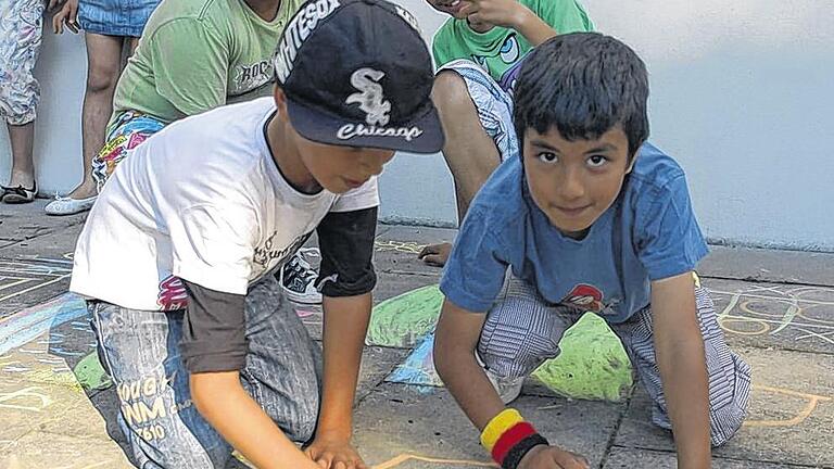 Spielen im Hof: Auch die Kinder hatten beim Fest der Begegnung ihren Spaß.