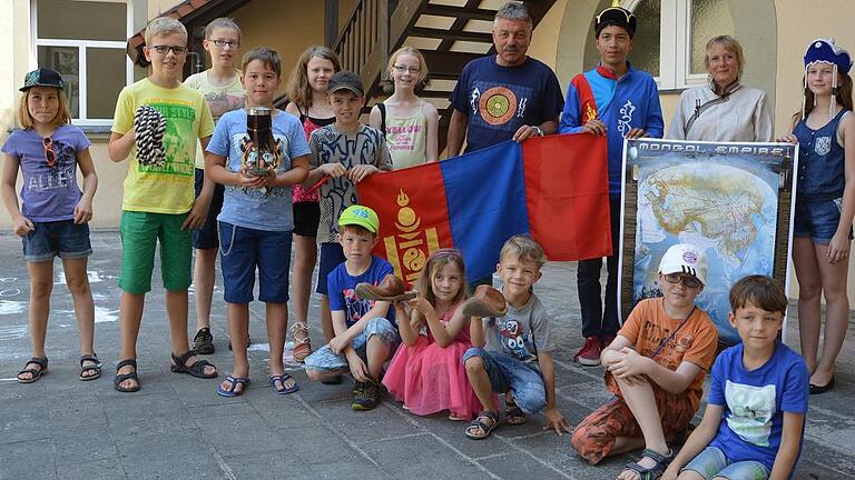 Weite Reise: Klaus Schiffmann brachte mit einigen landestypischen Sachen und beeindruckenden Aufnahmen den Studenten der Kinder-Uni die Mongolei nahe.