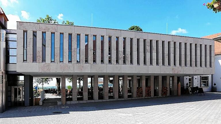 Übernachten auf Säulen: Der Hotelneubau sorgt für einen offenen Blick in die Weinberge.