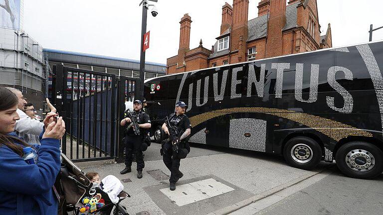 Bus-Ankunft       -  Unter von strengen Sicherheitsvorkehrungen kommt der Team-Bus von Juventus Turin am Stadion an. Foto: Martin Rickett