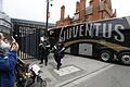 Bus-Ankunft       -  Unter von strengen Sicherheitsvorkehrungen kommt der Team-Bus von Juventus Turin am Stadion an. Foto: Martin Rickett