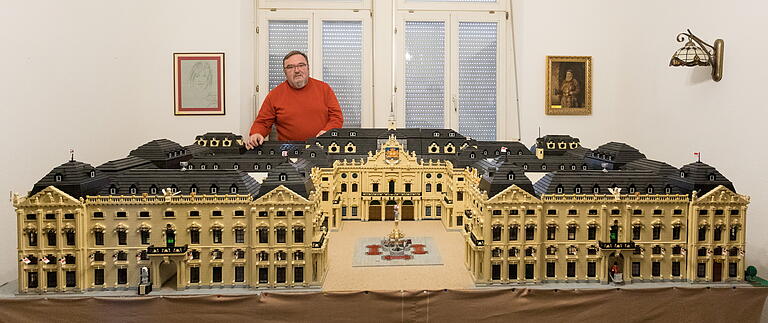 Gigantisch: Rund 1000 Arbeitsstunden hat Reinhold Dukat in den Lego-Nachbau der Würzburger Residenz  gesteckt. Das private Wahrzeichen steht im Maßstab 1:32 in seiner Kitzinger Wohnung.