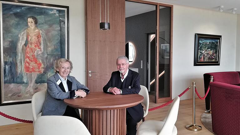 Die Bauherren Ingeborg und Eugen Münch im Großen Salon. Die Bauherren Ingeborg und Eugen Münch im Großen Salon.