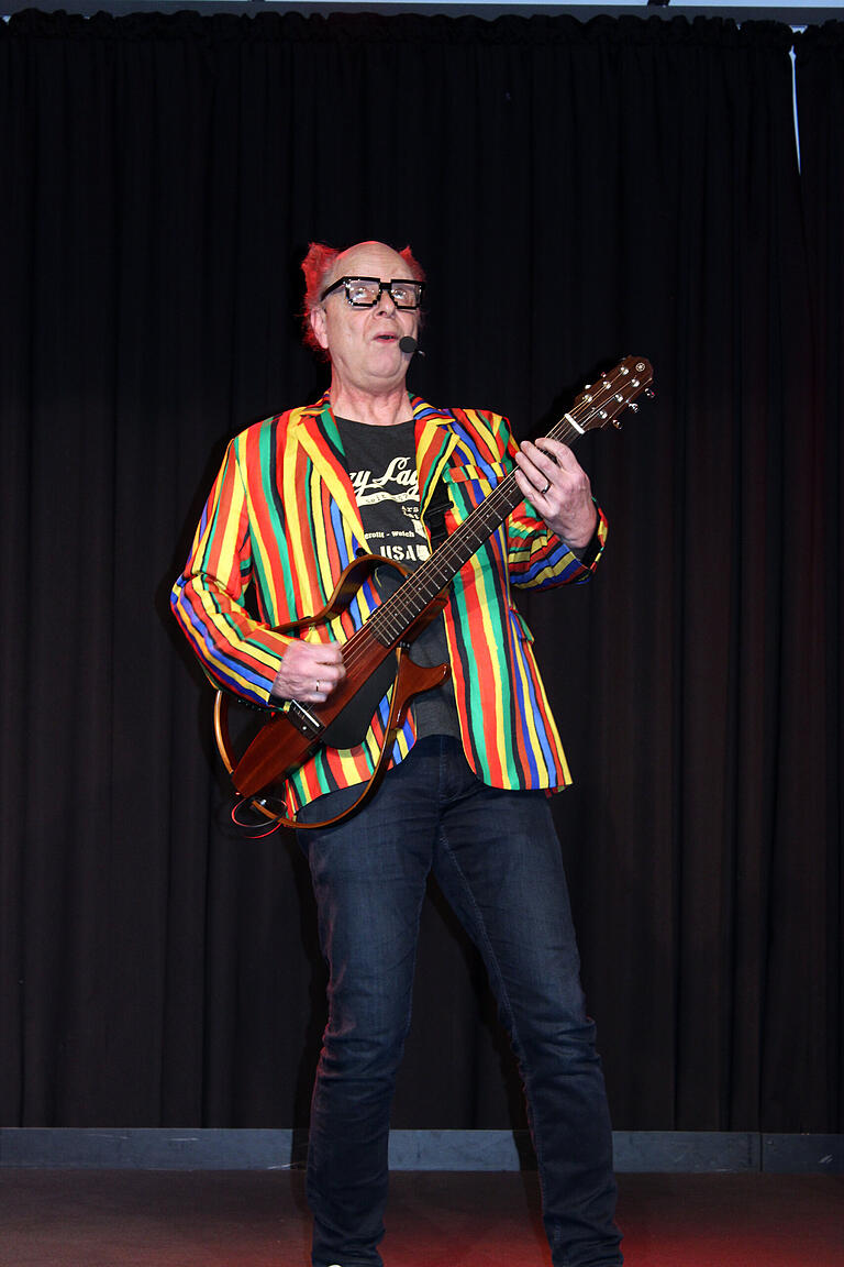 Moderator Atze Bauer glänzte mit schrägen und rockigen musikalischen Einlagen Moderator Atze Bauer glänzte mit schrägen und rockigen musikalischen Einlagen