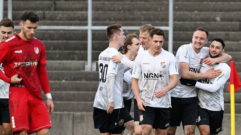 Die Erlösung: Die Spieler des TSV Aubstadt bejubeln Marco Nickels Tor zum 3:0 gegen Türkgücü München.