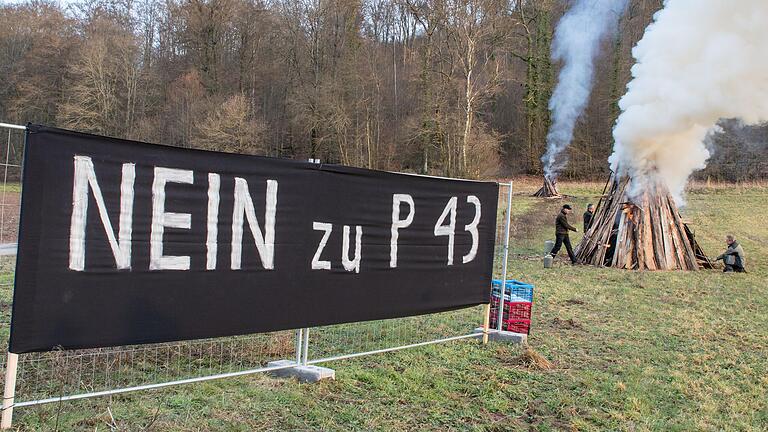 Mit Plakaten und Banner wie hier in Gemünden wehren sich Bürger gegen eine neue mögliche Stromtrasse P43 in ihrem Gemeindebereich.&nbsp;