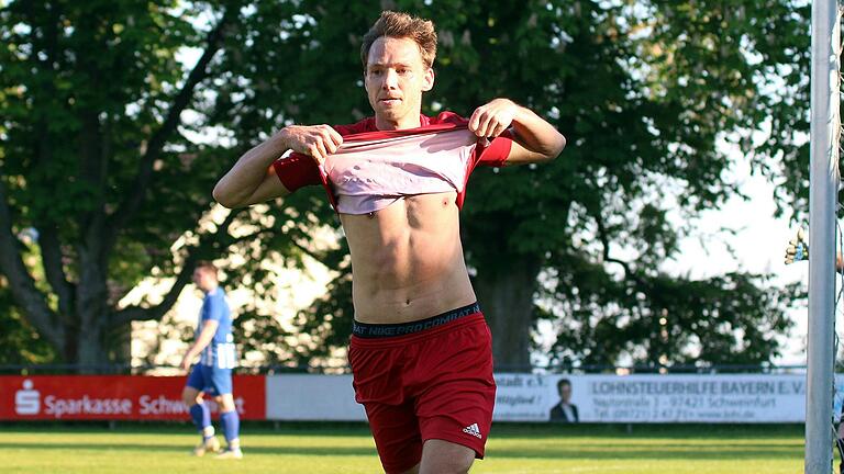 Benjamin Freund, Spielertrainer der FT Schweinfurt II, bejubelt seinen Siegtreffer im Spiel gegen die DJK Wülfershausen/Burghausen.