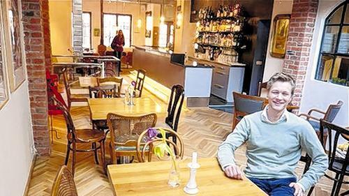Alt und Neu im „zweiviertel“: Bartholomäus Przybylski in seinen neuen Lokal in der Neubaustraße.HERBERT KRIENER Alt und Neu im „zweiviertel“: Bartholomäus Przybylski in seinen neuen Lokal in der Neubaustraße.HERBERT KRIENER