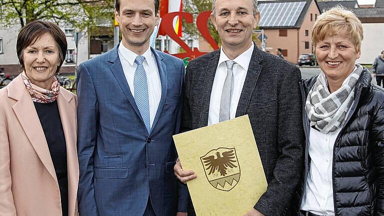 Die Ehrenbürgerschaft des Landkreises Schweinfurt erhielt Bürgermeister Horst Herbert mit der Überreichung der Ehrenurkunde. „Es braucht auch einen, der die Impulse setzt und dieser ist im Rathaus Kolitzheim dienstlich zuhause“, lobte in seiner Laudatio Landrat Florian Töpper an der Gemeindefeier der Gemeinde Kolitzheim in Oberspiesheim. Horst Herbert bekam die Ehrung für seine 20-jährige Tätigkeit als Bürgermeister. Im Bild von links stellvertretende Landrätin Christine Bender, Landrat Florian Töpper, Bürgermeister Horst Herbert und seine Frau Heike. Die Ehrenbürgerschaft des Landkreises Schweinfurt erhielt Bürgermeister Horst Herbert mit der Überreichung der Ehrenurkunde. „Es braucht auch einen, der die Impulse setzt und dieser ist im Rathaus Kolitzheim dienstlich zuhause“, lobte in seiner Laudatio Landrat Florian Töpper an der Gemeindefeier der Gemeinde Kolitzheim in Oberspiesheim. Horst Herbert bekam die Ehrung für seine 20-jährige Tätigkeit als Bürgermeister. Im Bild von links stellvertretende Landrätin Christine Bender, Landrat Florian Töpper, Bürgermeister Horst Herbert und seine Frau Heike.