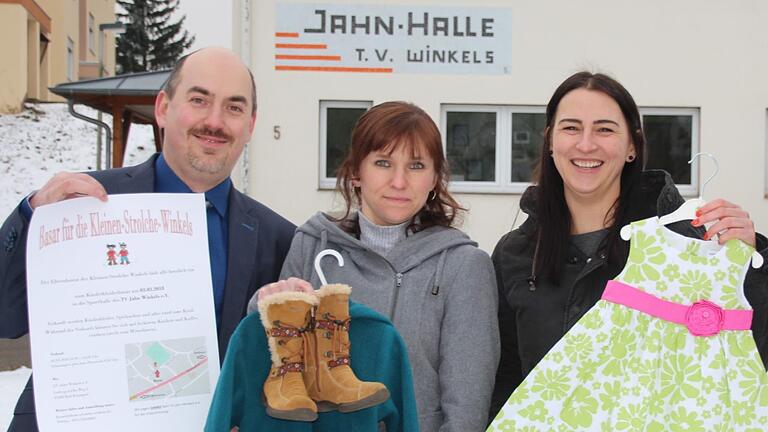 Wollen mit dem Kleiderbasar in Winkels ihren Kindergarten unterstützen: Die Elternbeiräte Maik Schneider (von links), Anna Wanner  und Irina Schleicher. Foto: Benedikt Borst       -  Wollen mit dem Kleiderbasar in Winkels ihren Kindergarten unterstützen: Die Elternbeiräte Maik Schneider (von links), Anna Wanner  und Irina Schleicher. Foto: Benedikt Borst