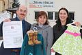 Wollen mit dem Kleiderbasar in Winkels ihren Kindergarten unterstützen: Die Elternbeiräte Maik Schneider (von links), Anna Wanner  und Irina Schleicher. Foto: Benedikt Borst       -  Wollen mit dem Kleiderbasar in Winkels ihren Kindergarten unterstützen: Die Elternbeiräte Maik Schneider (von links), Anna Wanner  und Irina Schleicher. Foto: Benedikt Borst