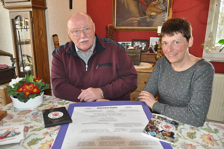 Emil und Sigrid Heinemman haben die Zeitungsüberschriften von Berichten über die Indiohilfe zu einem beeindruckenden Poster zusammengestellt. Emil und Sigrid Heinemman haben die Zeitungsüberschriften von Berichten über die Indiohilfe zu einem beeindruckenden Poster zusammengestellt. 