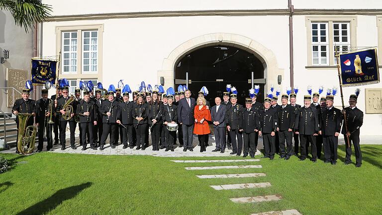 Die Bergmannskapelle und der Knappenchor mit Schirmherr Baldwin Knauf, Gattin Inge Knauf und Pfarrer Adam Was. Die Bergmannskapelle und der Knappenchor mit Schirmherr Baldwin Knauf, Gattin Inge Knauf und Pfarrer Adam Was.