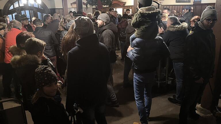 Ein Durchkommen war kaum möglich. Der Innenraum vor der Schänke war Aufenthaltsort und Durchgang zu den Gaststuben. Ein Durchkommen war kaum möglich. Der Innenraum vor der Schänke war Aufenthaltsort und Durchgang zu den Gaststuben.