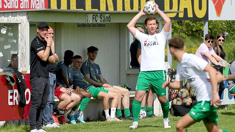 Gelingt dem FC Sand doch noch der große Wurf? Trainer Matthias Strätz (links) und Maximilian Zang (Mitte) haben den Klassenerhalt nicht mehr in der eigenen Hand. Gelingt dem FC Sand doch noch der große Wurf? Trainer Matthias Strätz (links) und Maximilian Zang (Mitte) haben den Klassenerhalt nicht mehr in der eigenen Hand.