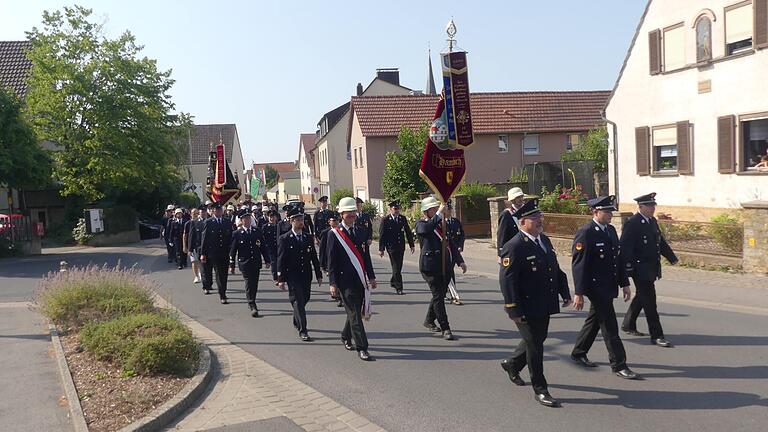 Zusammen mit den Vereinen und den Partnerwehren gab es einen Festumzug zum Feuerwehrhaus.